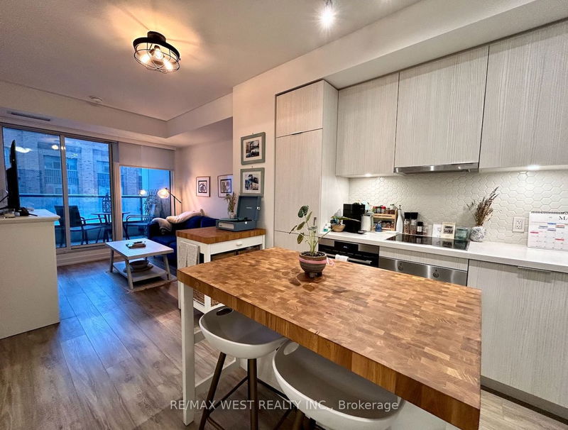 home for lease on 222-158 Front Street E
