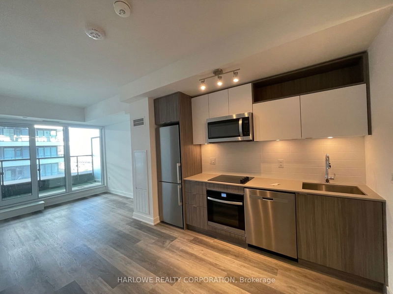 home for lease on 2424 W-135 Lower Sherbourne Street