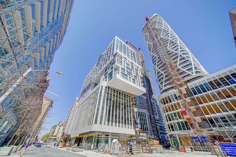 home for lease on 719-234 Simcoe Street