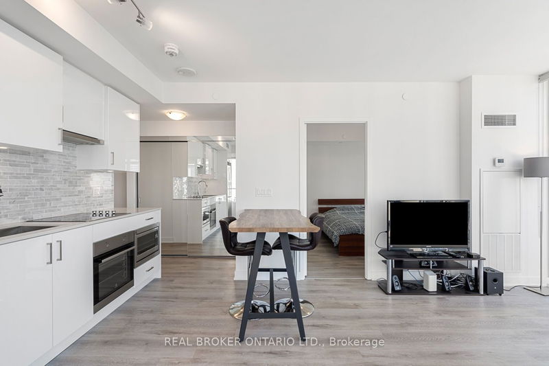home for lease on 3309-99 Broadway Avenue