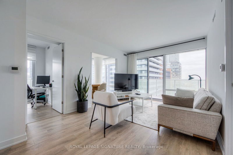 home for lease on 2412-501 Yonge Street