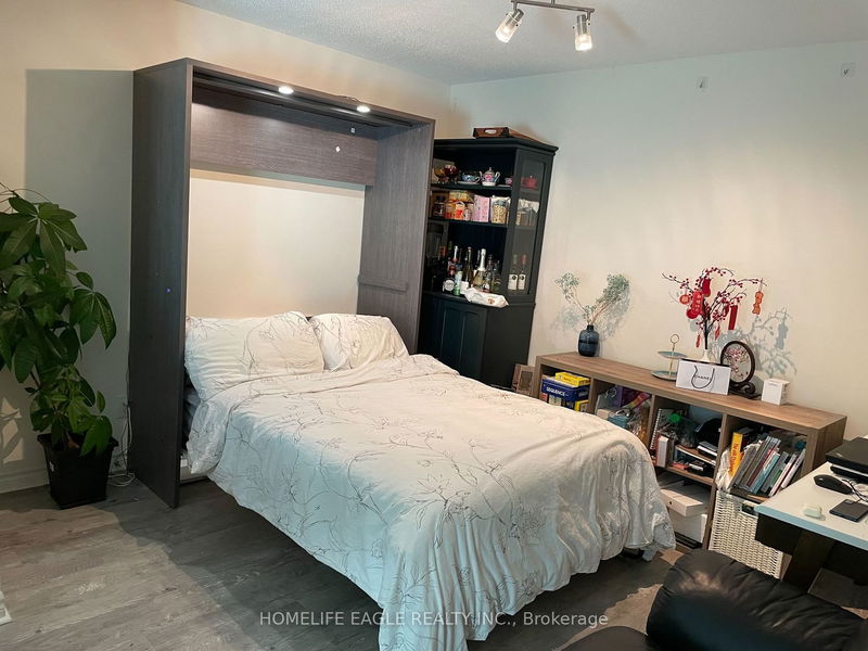 home for lease on 601-25 Lower Simcoe Street
