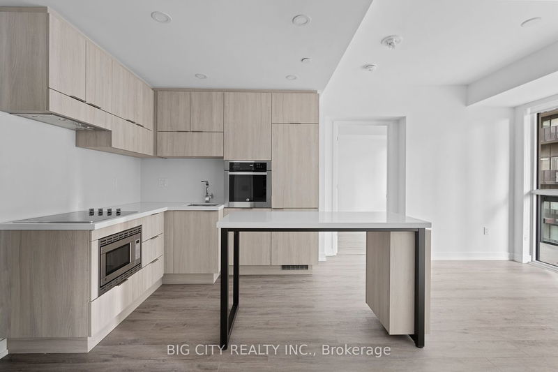 home for lease on 607-39 Roehampton Avenue