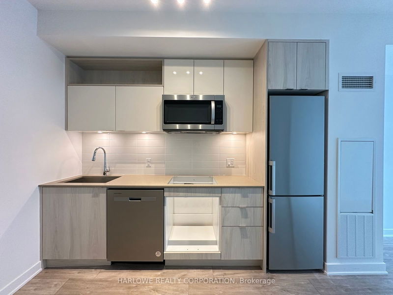 home for lease on 2721 W-135 Lower Sherbourne Street