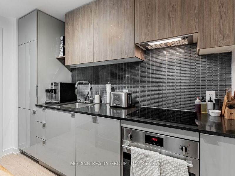  332 - 161 Roehampton Ave  Toronto, M4P 1P9 | Image 5