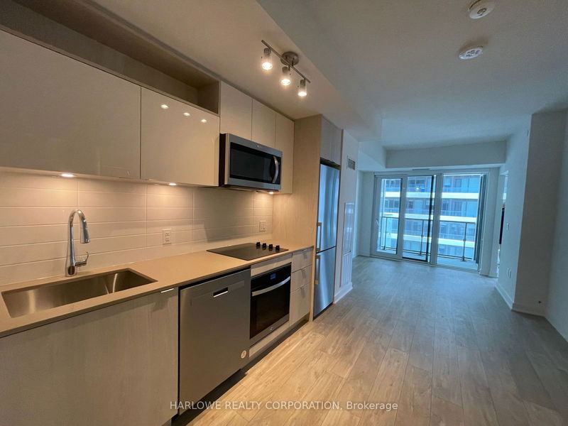 home for lease on 2422 W-135 Lower Sherbourne Street