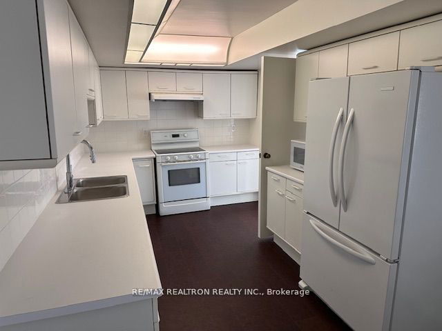 601 - 251 Queens Quay