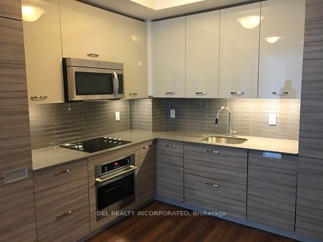 home for lease on 714-210 Simcoe Street