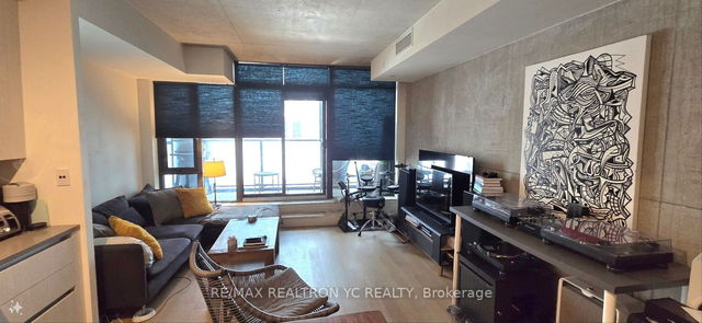 321 - 111 Bathurst Street