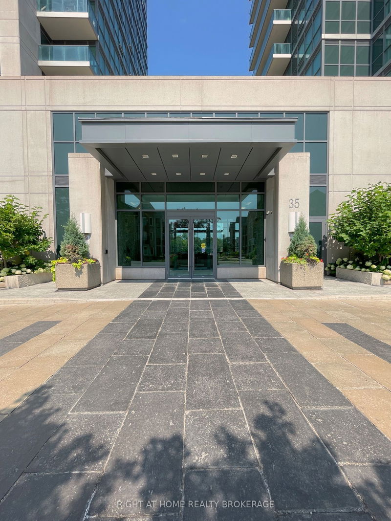 home for lease on 504-35 Brian Peck Crescent