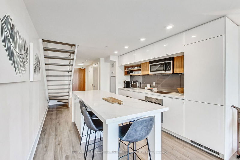 home for lease on 903-111 St. Clair Street W