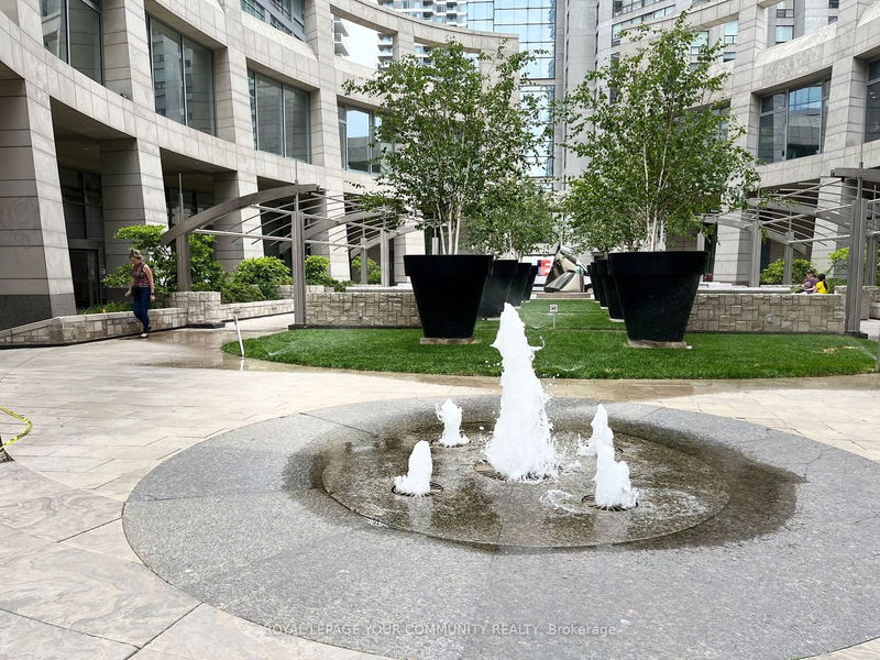 home for lease on 804-2181 Yonge Street
