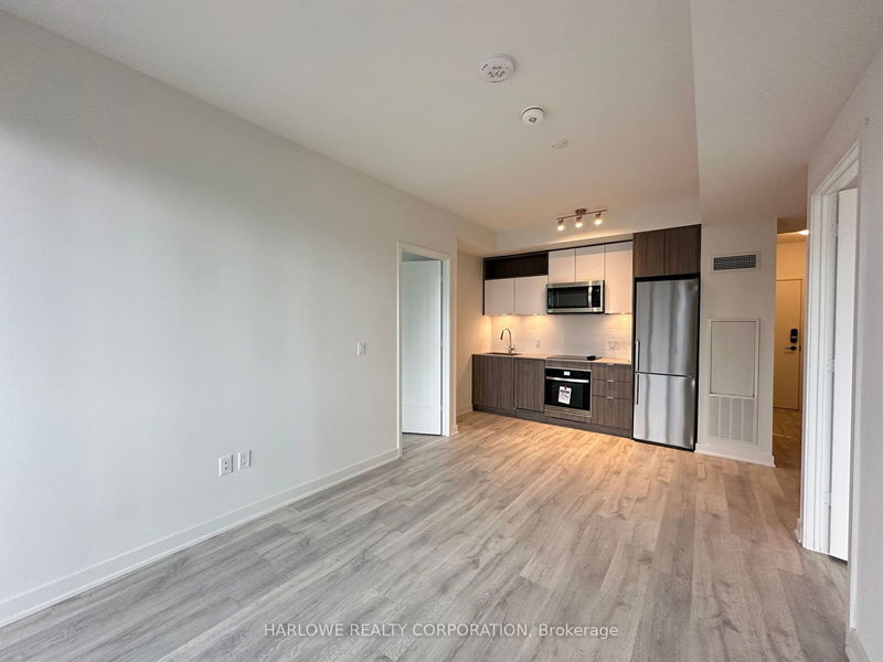 home for lease on 2731 W-135 Lower Sherbourne Street