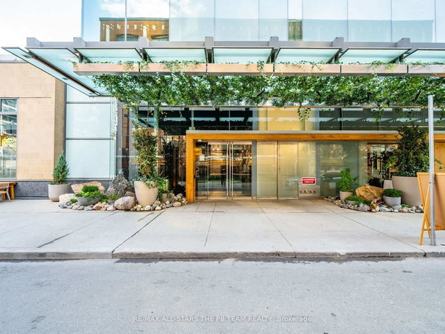 1205 - 552 Wellington Street W