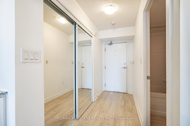 1001 - 25 Telegram Mews