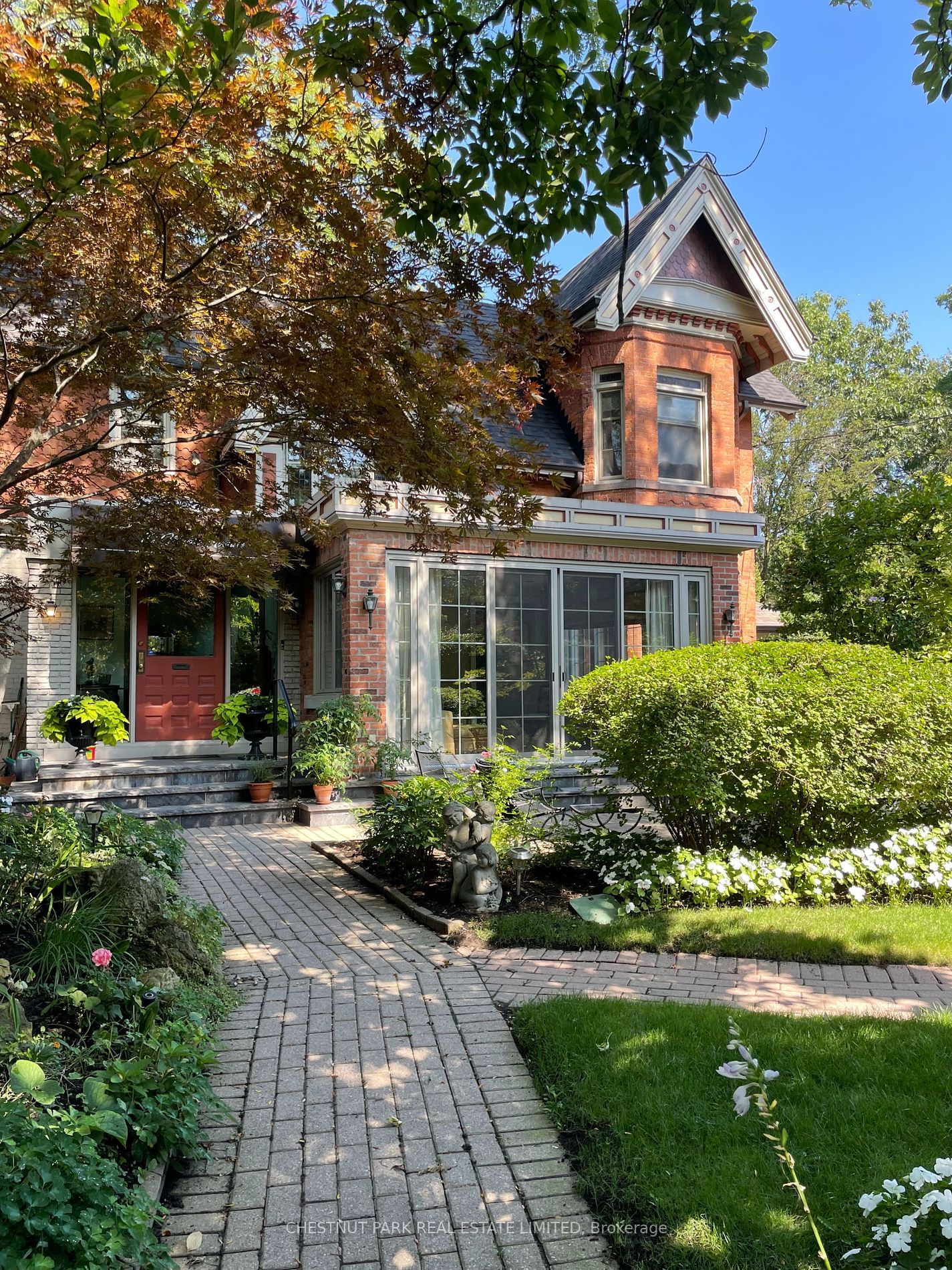 Building in 10 Maple Avenue