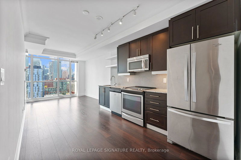 home for lease on LPH11-400 Adelaide Street E