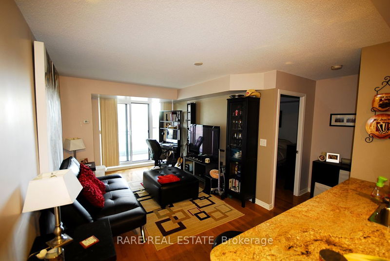 home for lease on 703-736 Spadina Avenue
