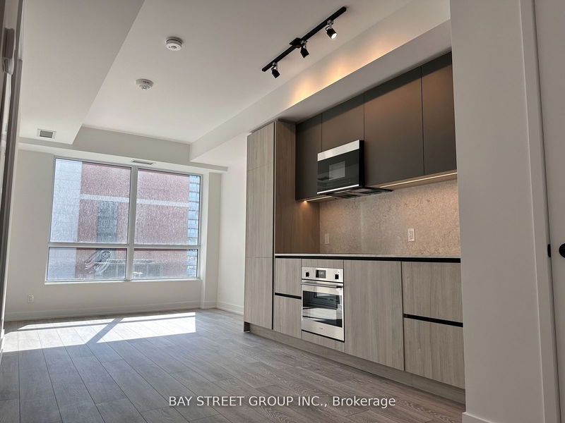 home for lease on 1008-108 Peter Street