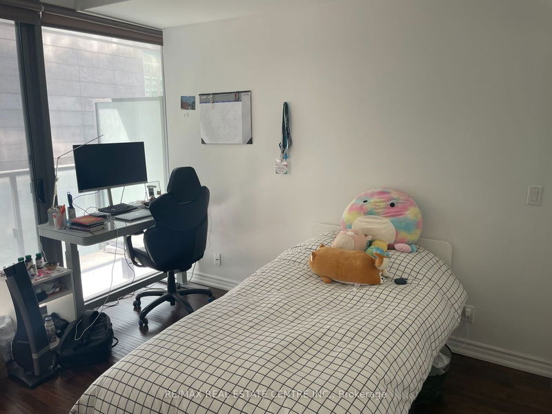 home for lease on 1102-832 Bay Street