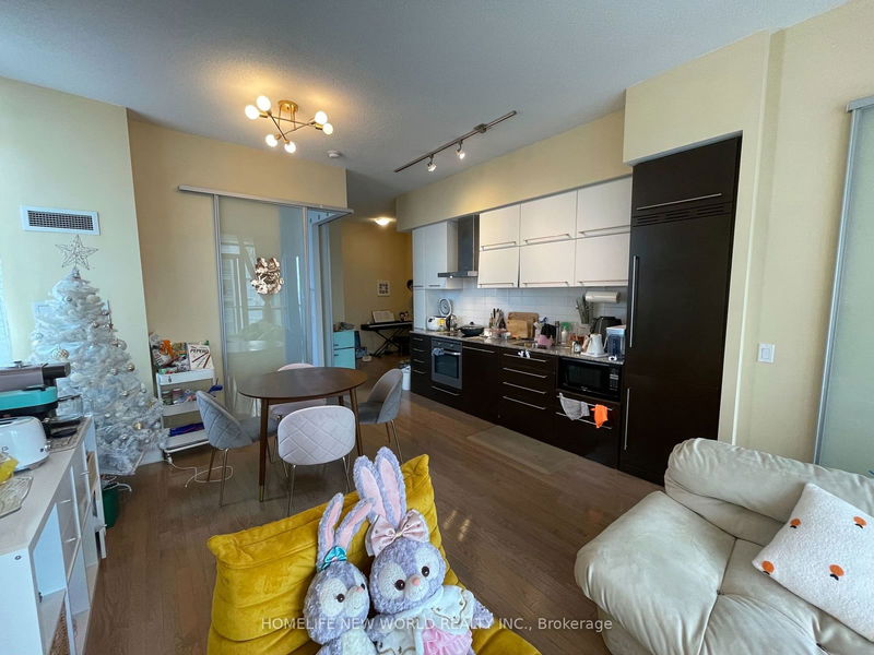 home for lease on 2606-770 Bay Street