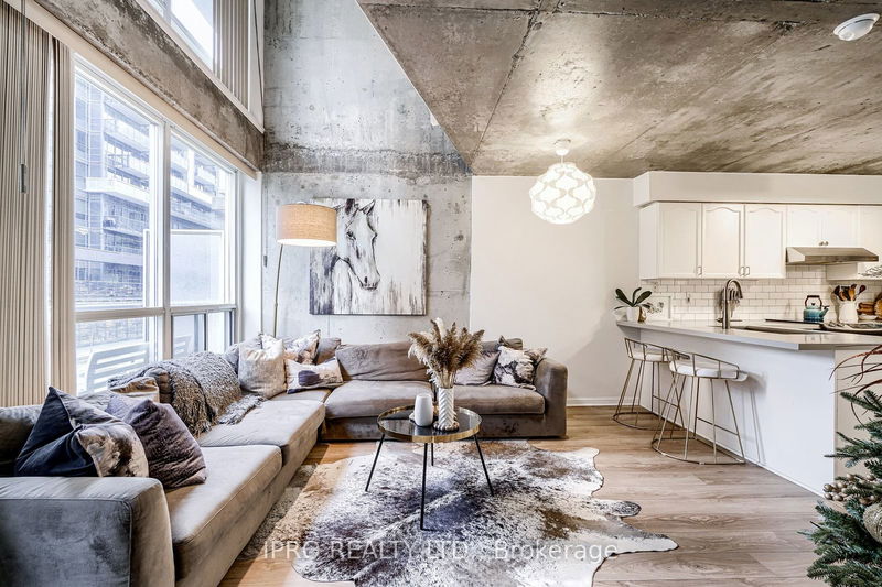 home for lease on 215-1029 King Street W