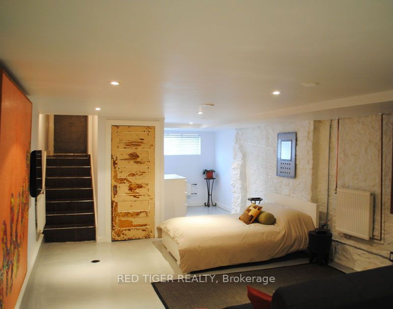 home for lease on LL-457 Richmond Street E