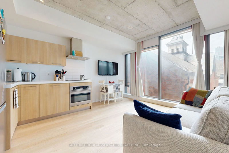 home for lease on 417-560 King Street W
