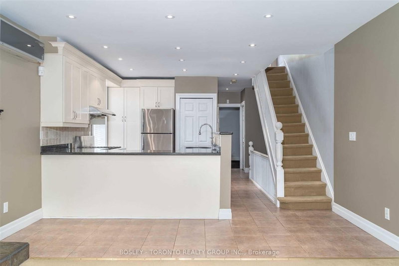 Upper - 253 Bedford Rd, Toronto, M5R 2L3 | Image 3