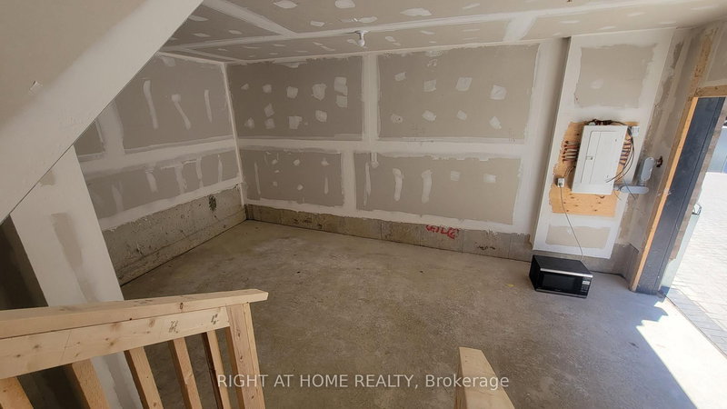 32 Spruce Pines Cres, Toronto, M4A 0A9 | Image 3