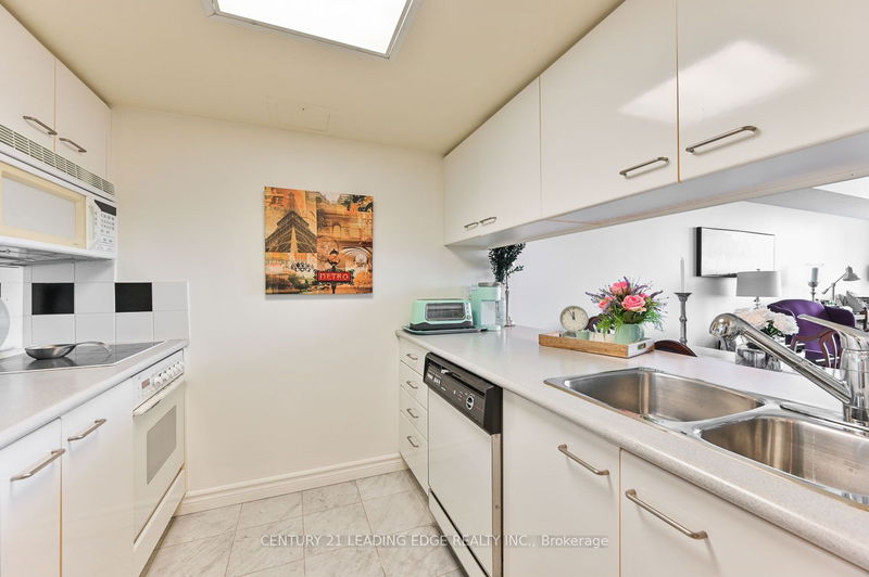  3112 - 38 Elm St  Toronto, M5G 2K5 | Image 13