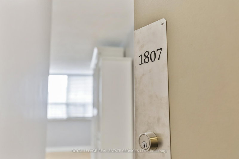 1807 - 30 Gloucester St, Toronto, M4Y 1L6 | Image 3
