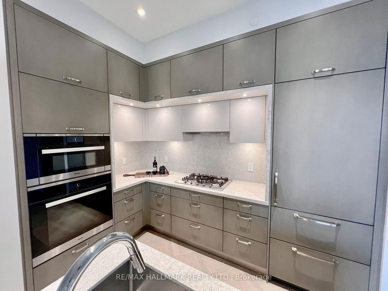 home for lease on 301-455 Wellington Street W