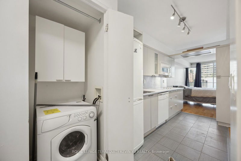  729 - 111 Elizabeth St  Toronto, M5G 1P7 | Image 10