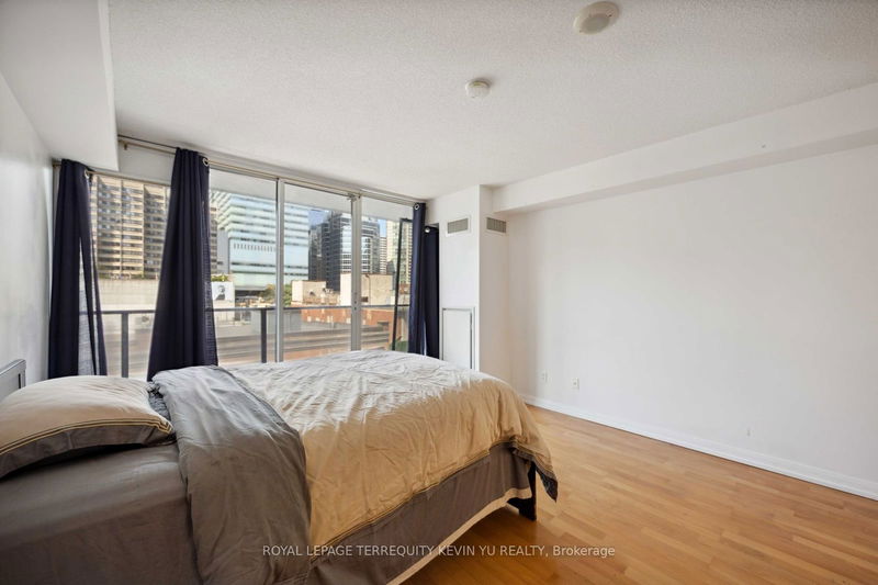  729 - 111 Elizabeth St  Toronto, M5G 1P7 | Image 16