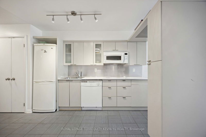  729 - 111 Elizabeth St  Toronto, M5G 1P7 | Image 6