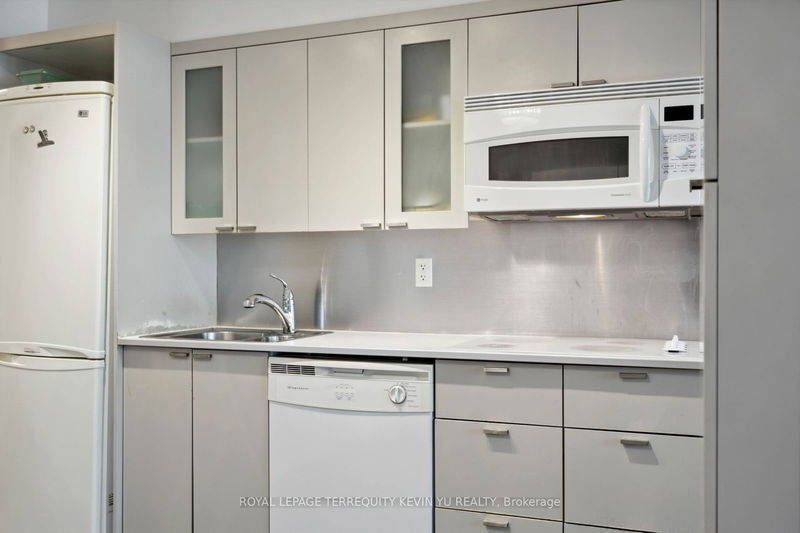  729 - 111 Elizabeth St  Toronto, M5G 1P7 | Image 8