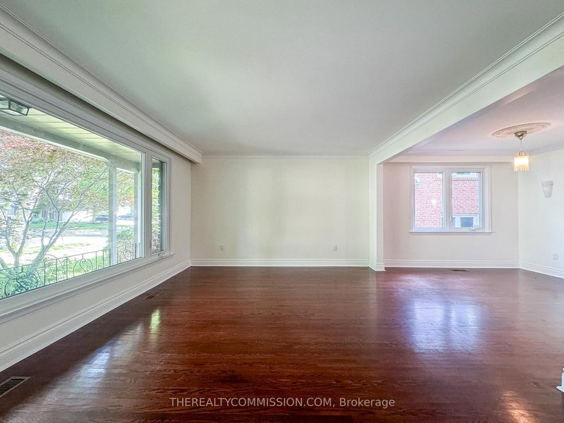 15 Foursome Cres, Toronto, M2P 1W1 | Image 2