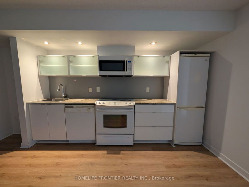home for lease on 912-4K Spadina Avenue