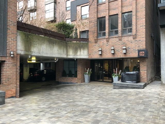 home for lease on 402-19 Dundonald Street