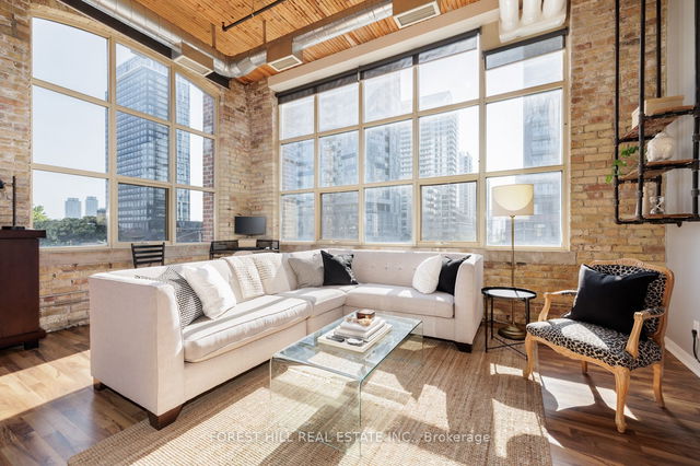 404 - 736 Dundas Street