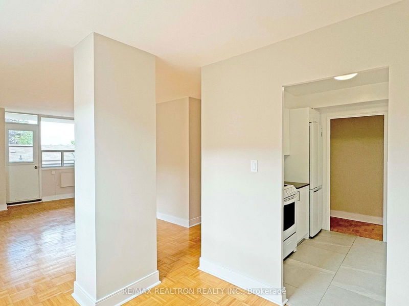 home for lease on 404-490 Eglinton Avenue E