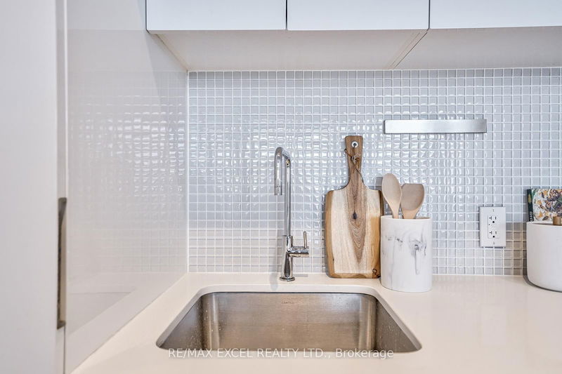 home for sale on 801-185 Roehampton Avenue