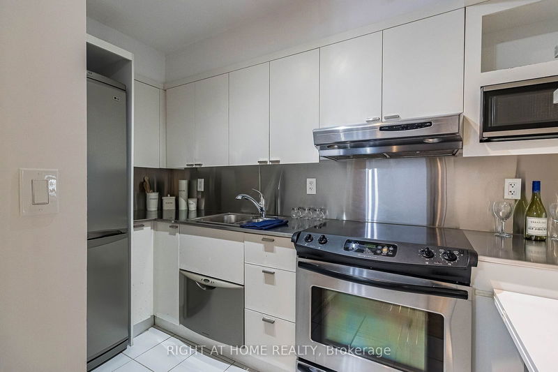  1038 - 111 Elizabeth St  Toronto, M5G 1P7 | Image 6