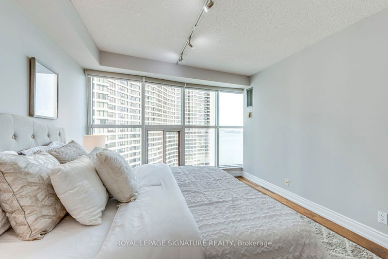  2207 - 77 Harbour Sq  Toronto, M5J 2S2 | Image 15