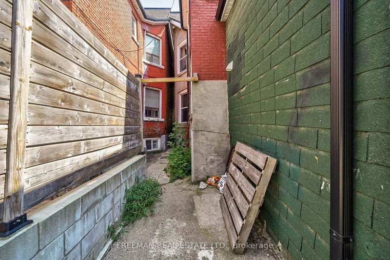 472 Crawford St  Toronto, M6G 3J8 | Image 39