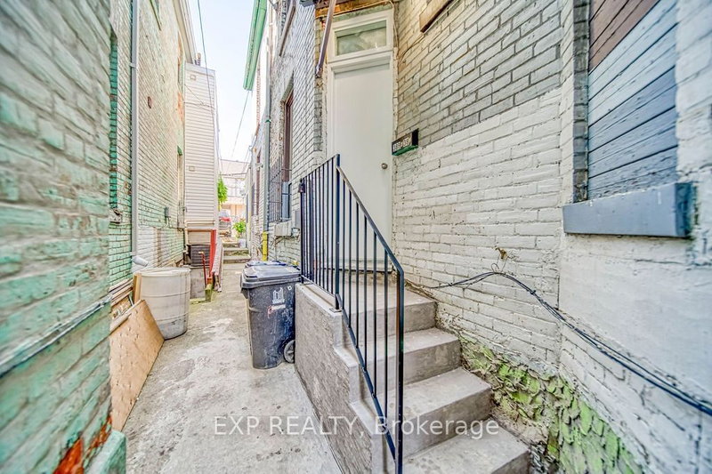 38 Kensington Ave, Toronto, M5T 2J9 | Image 3