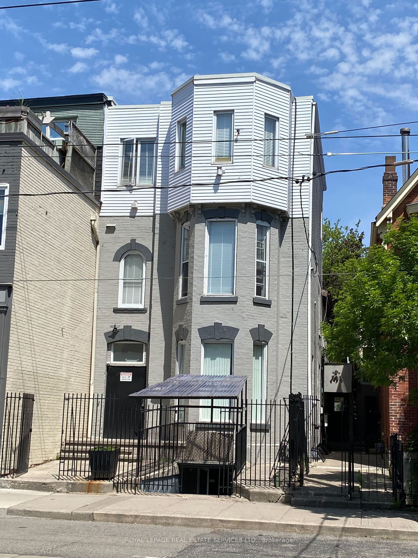 Building in 206 Carlton Street