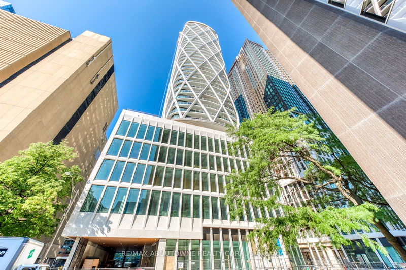 home for lease on 1327-230 Simcoe Street