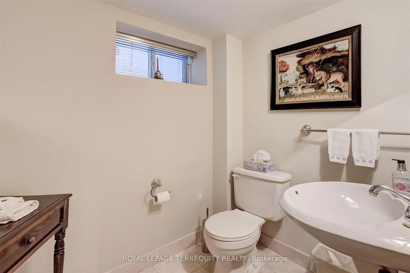 25 Poplar Plains Cres  Toronto, M4V 1E9 | Image 26